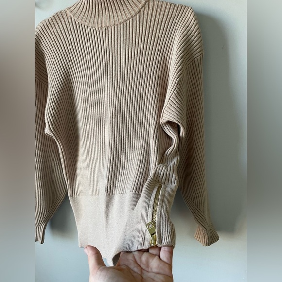 Varley, XS (measures bigger), designer beige ribbed mock neck side zip knit top - Picture 2 of 9